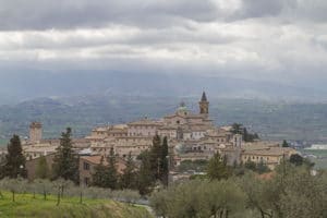 Trevi, arroccata su un colle che domina la piana di Spoleto