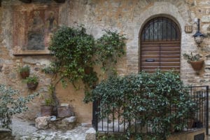 Trevi, arroccata su un colle che domina la piana di Spoleto