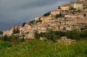 Trevi, arroccata su un colle che domina la piana di Spoleto