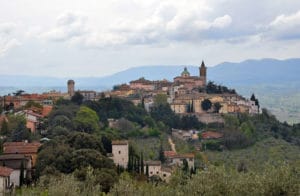 Trevi, arroccata su un colle che domina la piana di Spoleto